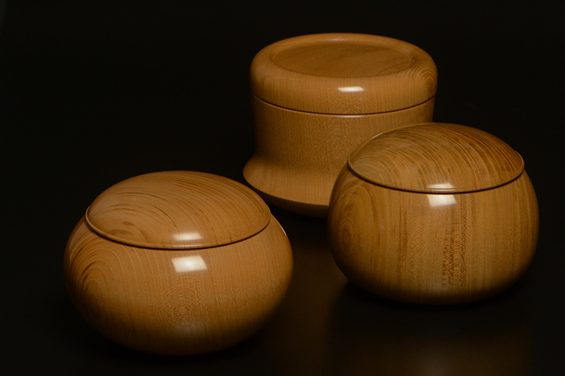 ヒバ製　本格脚付き碁盤と碁石・碁笥のセット　美品【送料無料】 足付碁盤セット | 将棋盤碁盤駒碁石等販売の大阪の将棋囲碁専門店将碁屋