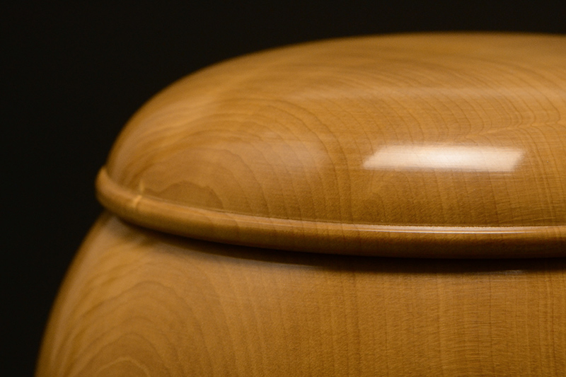 約40年前の新榧の碁盤。高級碁石碁笥付 約40年前の新榧の碁盤。高級碁石碁笥付 約40年