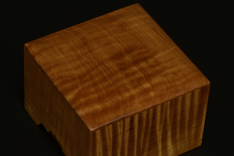 栃駒箱（杢）のフタのアップ