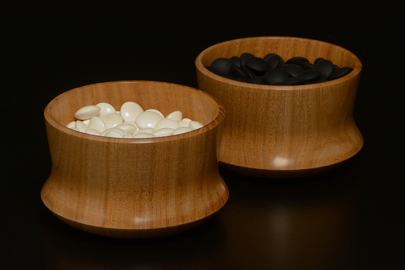 碁笥に碁石を入れたところ