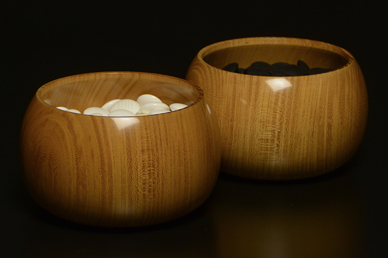 碁笥に碁石を入れたところ