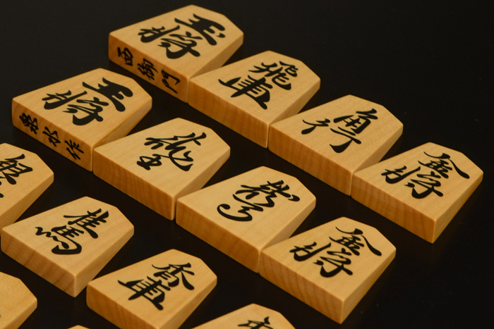 新しい季節 将棋駒 前川榧碁盤店 | 泉水作 西御門 本黄楊(御蔵島黄楊)彫埋駒 将棋