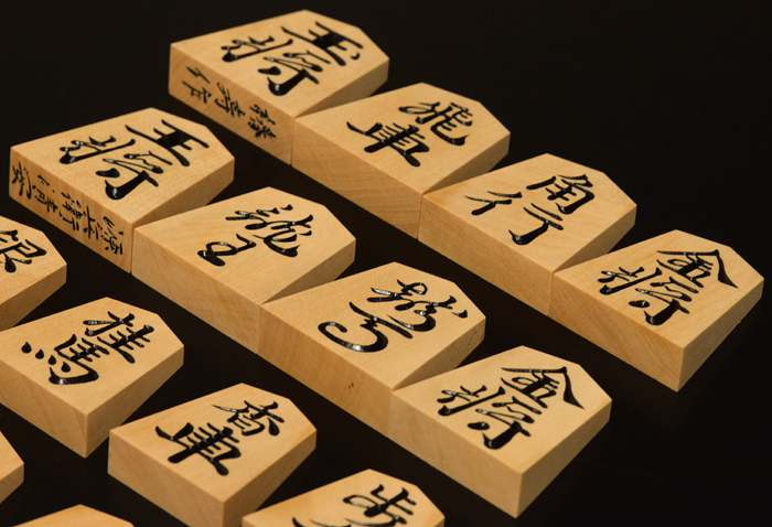 将棋駒 雲南黄楊 特上彫 源兵衛清安 椿寿作 | 前川榧碁盤店