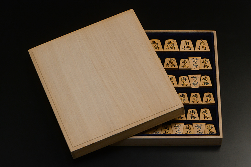 桐の平箱に入っています