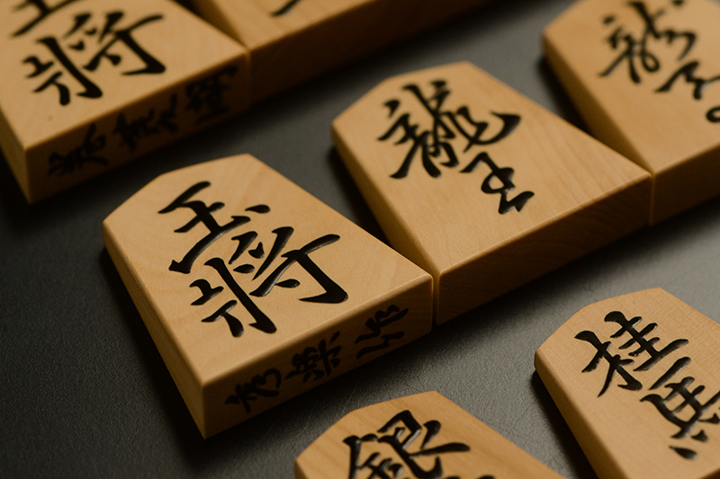 将棋駒　秀楽作　菱湖 盛上将棋駒 本黄楊（御蔵島黄楊） 菱湖 秀楽作 | 前川榧碁盤店