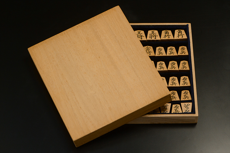 盛上将棋駒 本黄楊（御蔵島黄楊） 菱湖 秀楽作 | 前川榧碁盤店