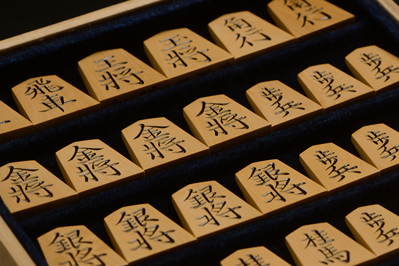 彫将棋駒 本黄楊（御蔵島黄楊） 金龍 秀楽作 | 前川榧碁盤店