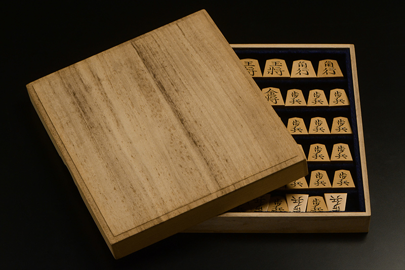 桐の平箱に入っています