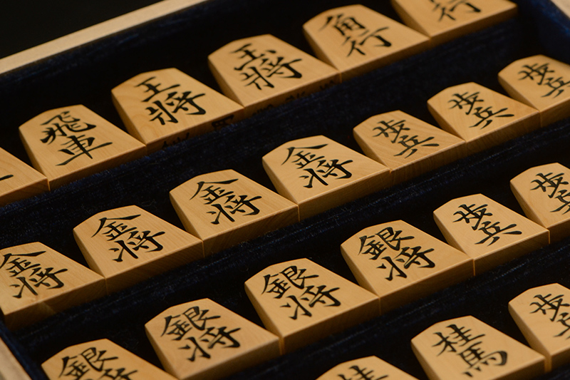 彫埋将棋駒 本黄楊（御蔵島黄楊） 菱湖 秀楽作 | 前川榧碁盤店