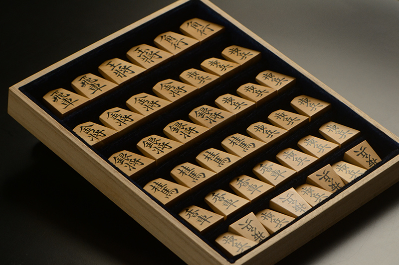 平箱に入った将棋駒を斜めから