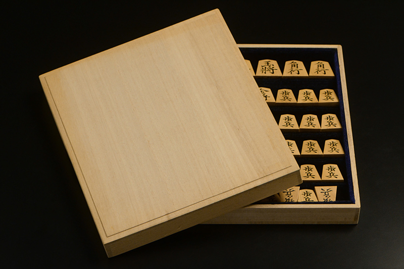 彫埋将棋駒 本黄楊（御蔵島黄楊） 菱湖 秀楽作 | 前川榧碁盤店