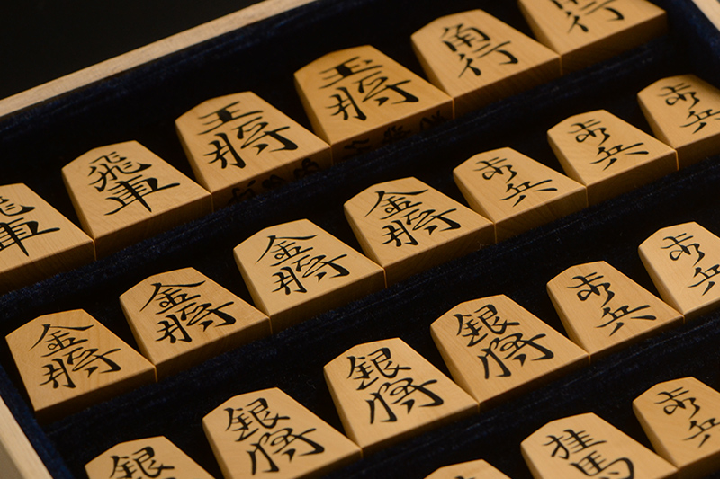 彫埋将棋駒 本黄楊（御蔵島黄楊） 宗歩好 秀楽作 | 前川榧碁盤店