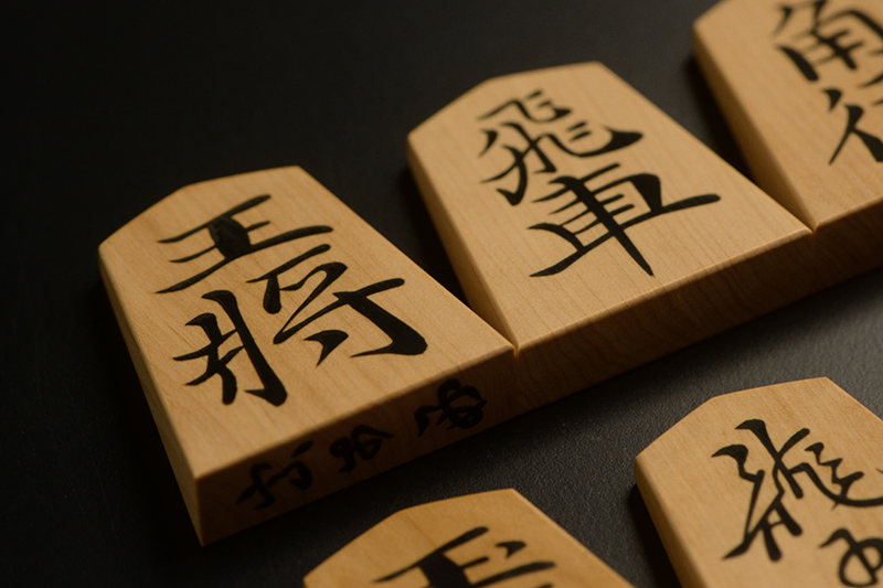 専用★高級将棋駒　泰村作（百一作）　宗歩好書　島黄楊　赤柾　彫埋駒（双玉） 美玉作宗歩好御蔵島黄楊斑入柾目彫埋将棋駒 新品/桐平箱付