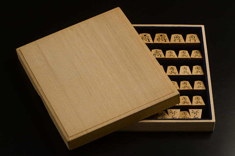 桐の平箱に入っています