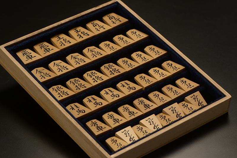 彫将棋駒 本黄楊（御蔵島黄楊） 王羲之 秀楽作 | 前川榧碁盤店