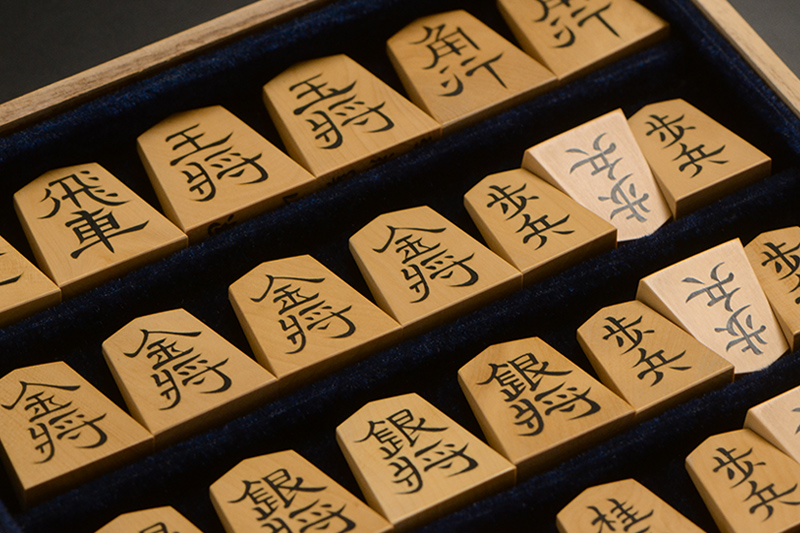黄楊　将棋駒 彫埋将棋駒 本黄楊（御蔵島黄楊） 探山 秀楽作 | 前川榧碁盤店
