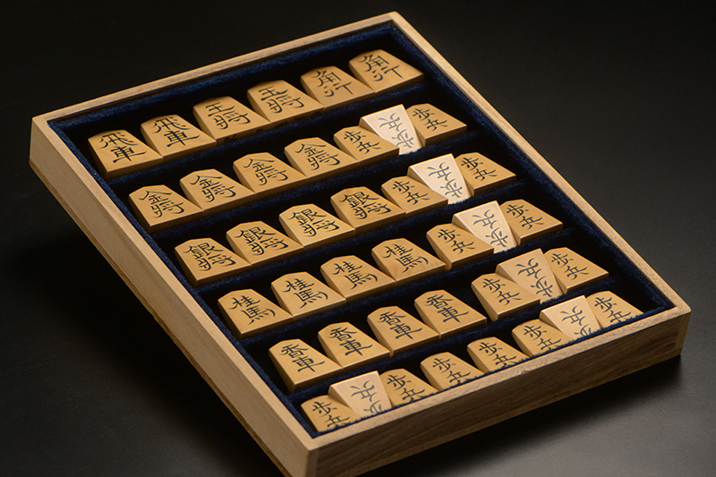 平箱に入った将棋駒を斜めから見たところ