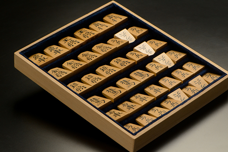 平箱に入った将棋駒を斜めから見たところ