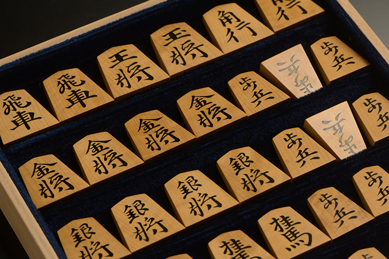 平箱に入った将棋駒のアップ