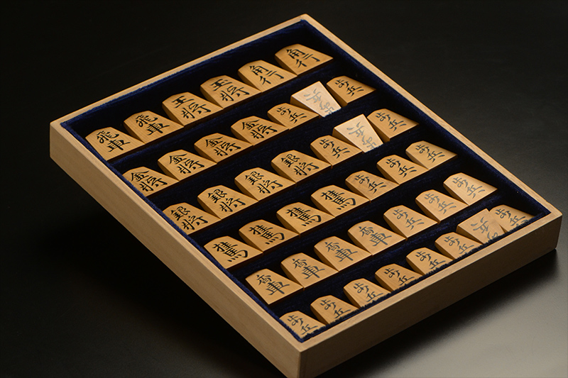 平箱に入った将棋駒を斜めから見たところ