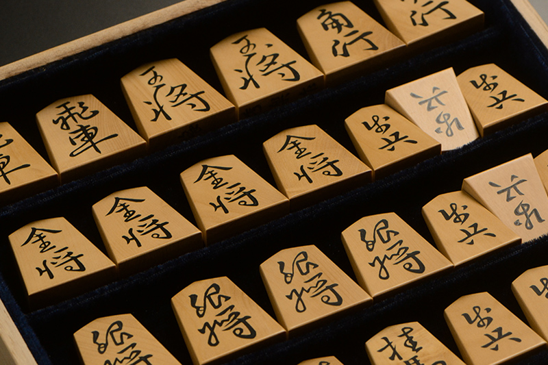 平箱に入った将棋駒のアップ