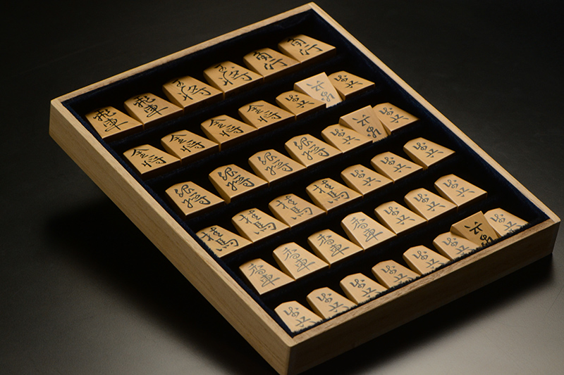 平箱に入った将棋駒を斜めから見たところ