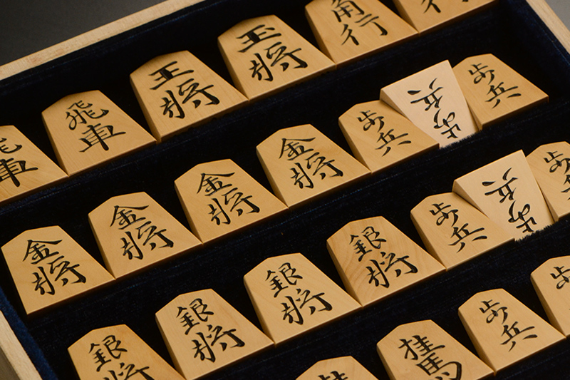 平箱に入った将棋駒のアップ