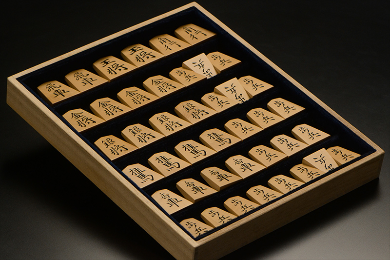 平箱に入った将棋駒を斜めから見たところ