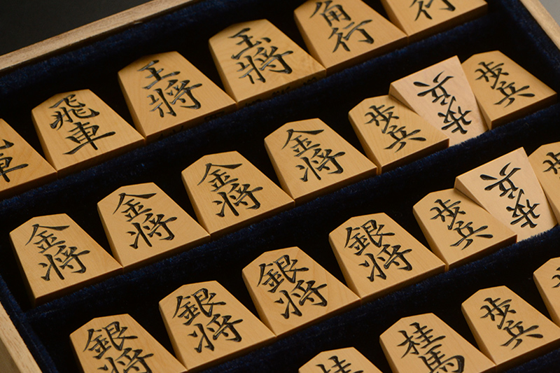 平箱に入った将棋駒のアップ