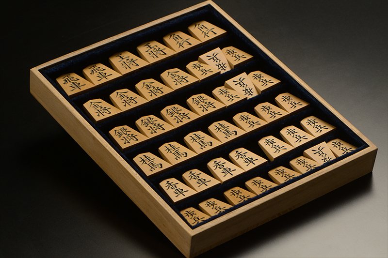 平箱に入った将棋駒を斜めから見たところ