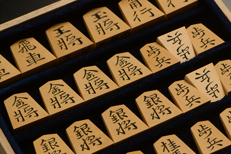 平箱に入った将棋駒のアップ