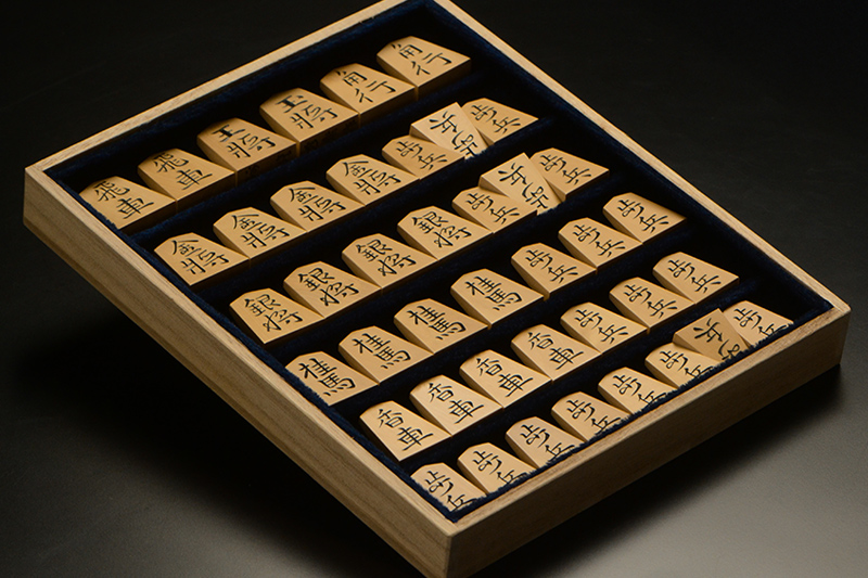 平箱に入った将棋駒を斜めから見たところ