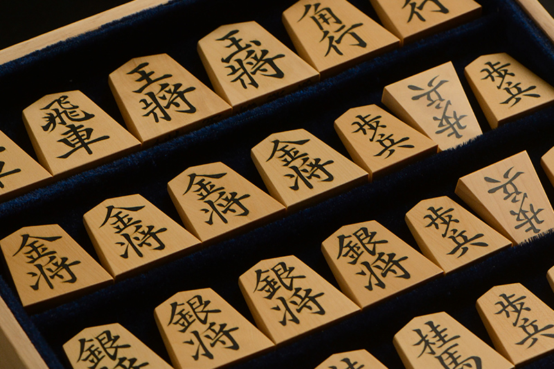平箱に入った将棋駒のアップ
