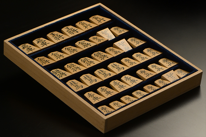 平箱に入った将棋駒を斜めから見たところ