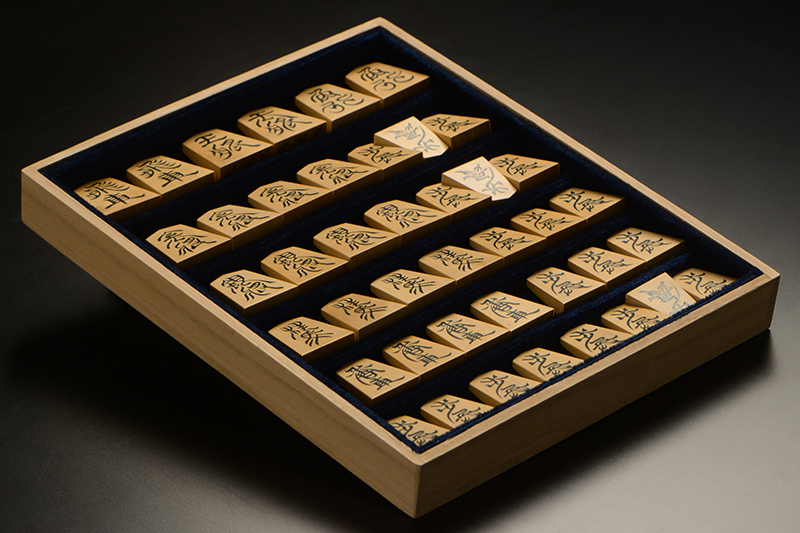 平箱に入った将棋駒を斜めから見たところ