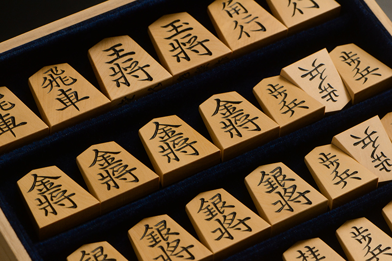 平箱に入った将棋駒のアップ