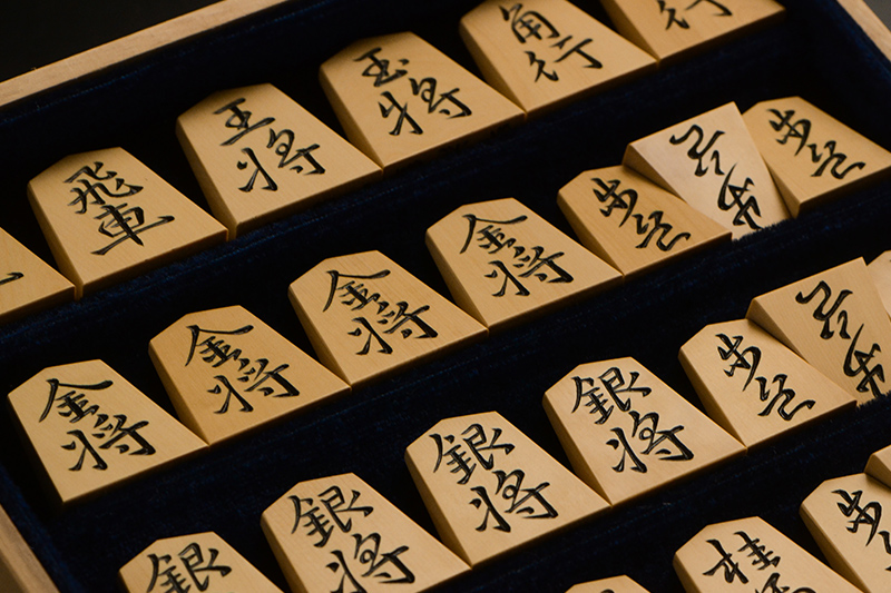 平箱に入った将棋駒のアップ