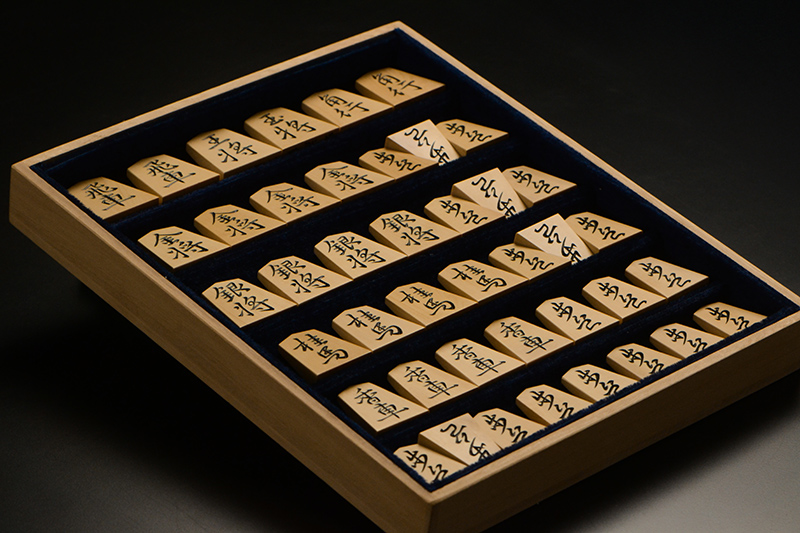 平箱に入った将棋駒を斜めから見たところ