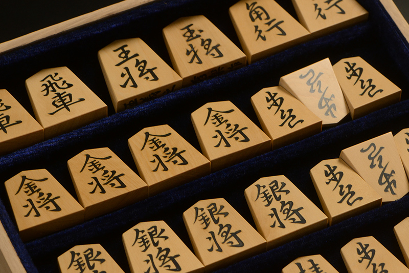 平箱に入った将棋駒のアップ