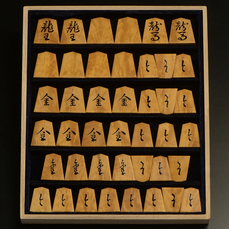 平箱に入った、裏返した将棋駒すべて