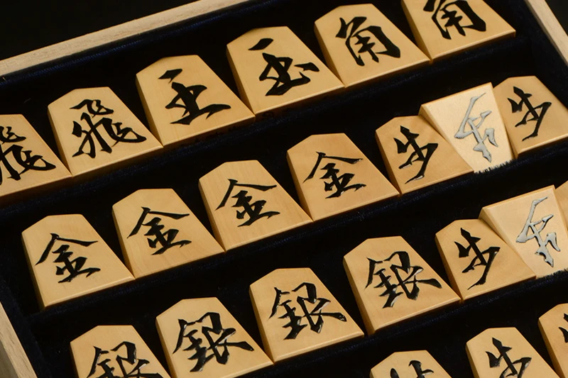 平箱に入った将棋駒のアップ